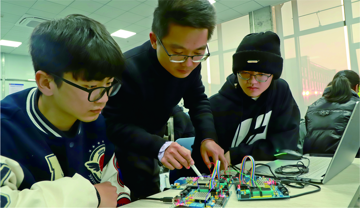 1.专业概况：本专业面向数字经济与信息化建设需求，培养掌握计算机网络、路由交换、网络安全、云计算、服务器运维、系统集成等知识与技能的高素质技术技能人才。以实战化、岗课赛证融通为特色，强化网络组建、配置、安全防护、云计算运维、故障排查等能力，培养网络安全意识与服务意识。毕业生可从事网络工程、系统集成、网络安全、云计算运维、信息化管理等工作。最终培养德智体美劳全面发展，具备网络组建、安全防护、云计算运维与系统集成能力的高素质技术技能人才。
2.专业方向：网络工程与运维、网络安全与攻防、云计算与虚拟化、数据中心运维、网络系统集成。
3.资格证书：计算机技术与软件专业技术资格证书、网络系统建设与运维证书、云计算平台运维与开发证书、Web前端开发证书、网络安全运维证书、WPS办公应用证书、无线网络规划与实施证书、网络系统规划与部署证书、华为/思科认证网络工程师（HCIP/CCNP）、网络安全工程师职业技能等级证书、云计算运维工程师职业技能等级证书、网络设备调试员职业技能等级证书、信息安全管理员职业技能等级证书。
4.核心课程：
（一）基础课程
高等数学、大学英语、思想政治理论课程等，为专业学习奠定文化基础。
（二）专业基础课程
1.计算机类：
计算机网络基础、Python 程序设计基础，掌握计算机网络原理和编程技能。
2.网络技术类：
路由交换技术与应用、网络综合布线，学习网络设备配置和布线系统设计。
3.系统与数据库类：
Windows Server 操作系统、Linux 操作系统管理、MySQL 数据库应用技术，掌握操作系统管理和数据库应用。
（三）专业核心课程（体现“网络” 与 “技术” 结合）
1.网络安全技术基础、网络安全设备配置与管理，学习网络安全防护技术和设备配置。
2.无线网络技术应用、网络自动化运维，掌握无线网络部署和自动化运维技能。
3.网络系统集成、网络应用程序开发，培养网络系统集成和应用开发能力。
4.高级路由交换技术实训、网络设备安装与调试实训，提升网络设备配置和调试能力。
5.企业组网规划项目实训、计算机网络技术专业岗位实习，积累实际项目经验。
5.部分就业合作单位：华为及其生态产业链企业、腾讯及其生态产业链企业、阿里巴巴及其生态产业链企业、讯天科技有限公司、拓维信息系统股份有限公司、润建股份有限公司、北京金道天成信息系统服务有限公司……
