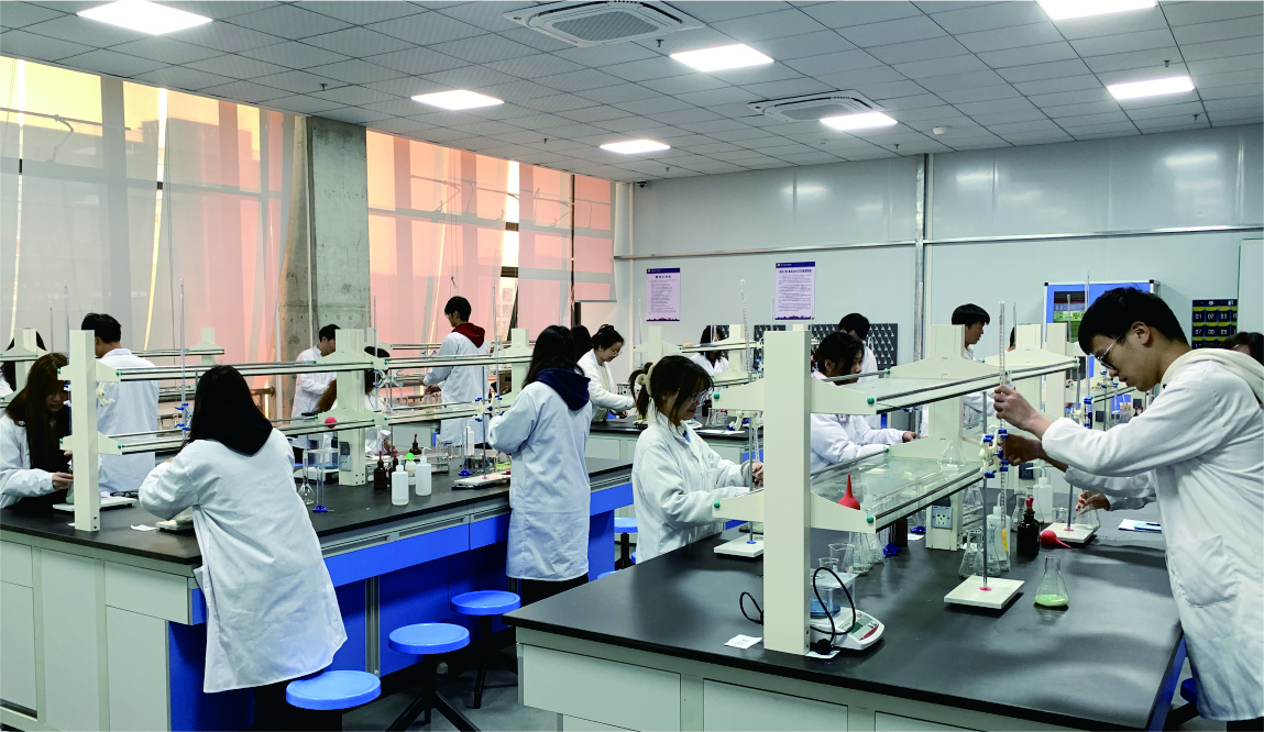 1.专业概况：本专业面向农产品深加工与食品安全领域需求，培养掌握农产品加工、食品检测、质量管控、贮藏保鲜、标准法规等知识与技能的高素质技术技能人才。突出理化与微生物检测、加工工艺控制、质量体系管理、安全监管等能力，坚持理实一体化、校企协同育人。毕业生可在农产品加工、食品制造、检测机构、市场监管、商超品控等单位从事检测、加工、品控、管理、认证等工作。最终培养德智体美劳全面发展，具备农产品加工、食品检测、质量管控与安全管理能力的高素质技术技能人才。
2.专业方向：农产品精深加工、食品理化与微生物检测、农产品贮藏与保鲜、食品质量与安全管理、功能食品开发。
3.资格证书：家庭农场粮食生产经营证书食品合规管理证书食品检验管理证书、农产品食品检验员职业技能等级证书、食品加工工职业技能等级证书、食品安全管理员职业技能等级证书、HACCP体系内审员证书、食品营养配餐师职业技能等级证书。
4.核心课程：
（一）基础课程
高等数学、大学英语、思想政治理论课程等，为专业学习奠定文化基础。
（二）专业基础课程
1. 科学基础类：生物化学、食品微生物学，掌握农产品成分与微生物控制原理。
2. 检测技术类：仪器分析、实验室安全规范，学习现代检测设备操作技术。
3. 加工原理类：农产品贮藏与保鲜技术，理解加工环节的生物学基础。
（三）专业核心课程（体现“加工”与“检测”双核能力）
1. 加工技术模块：粮油加工技术、畜产品加工技术、果蔬加工技术，掌握核心加工工艺。
2. 质量控制模块：农产品质量安全与控制技术、HACCP体系应用，培养全流程品控能力。
3. 检测技术模块：农产品质量检测技术、食品安全快速检测，精通国标检测方法。
4. 综合实训模块：
1）农产品加工综合实训（如乳制品/果蔬制品生产线模拟）。
2）质量检测岗位实习（第三方检测机构实战）。
3）冷链物流品质管控项目实践。
5.部分就业合作单位：深圳天溯计量检测股份有限公司（股票代码：833812）、深圳市缘木森生态农业开发有限公司、广州酒家集团股份有限公司、香港君沃贸易有限公司、深圳市众意和实业有限公司、华飞国际集团控股有限公司、东莞市丰熙食品有限公司、江西天华生物科技有限公司……